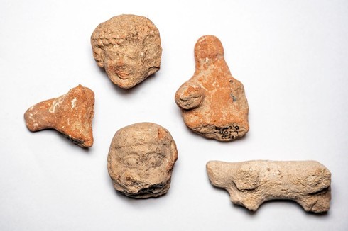 Figuras de cerámica con formas de mujeres animales descubiertos en el lugar.