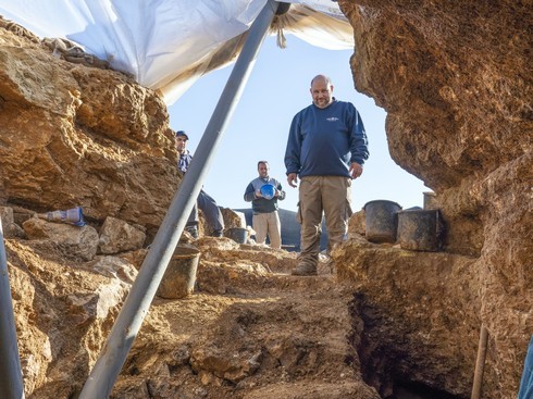 El arqueólogo Natan Ben-Ari en el área de excavaciones en Jerusalem.