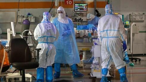 Una sala de coronavirus en el Centro Médico Sheba en el centro de Israel . 