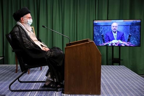 El líder supremo iraní Alí Jamenei usa una máscara facial mientras hace un anuncio. 