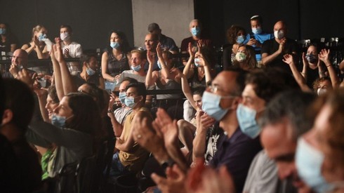 Los miembros del público usan máscaras en una actuación en Tel Aviv antes de que llegue la segunda ola del virus.