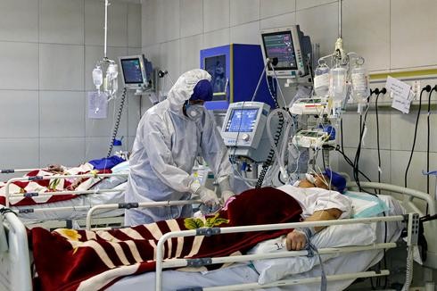 Un paciente con COVID-19 recibe tratamiento en un hospital de Teherán. 
