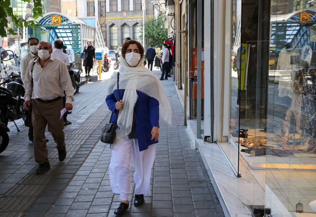 Iraníes con máscaras de protección en Teherán.