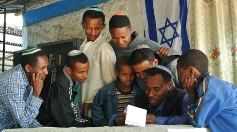 Los judíos etíopes se reúnen en una sinagoga improvisada en Gondar para ver si se les ha dado fecha para mudarse a Israel. 
