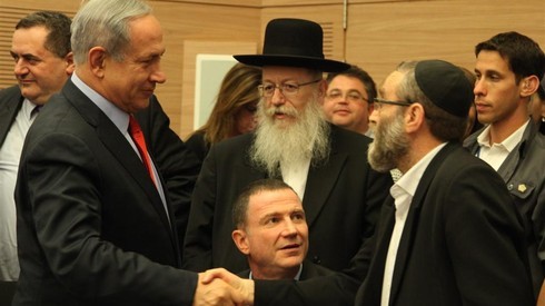 El primer ministro Benjamin Netanyahu con los ultra ortodoxos Yaakov Litzman y Moshe Gafni.