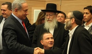 El primer ministro Benjamin Netanyahu con los ultra ortodoxos Yaakov Litzman y Moshe Gafni.