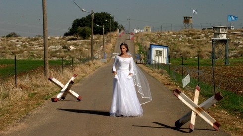 La novia siria muestra cómo los conflictos internacionales afectan la vida de la gente común.