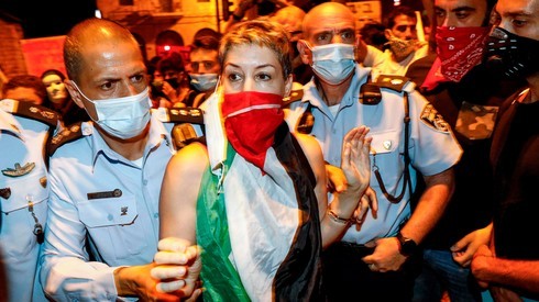 Una manifestante siendo arrestada en Jerusalem. 