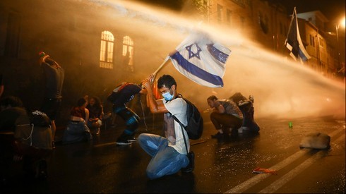 Nimrod Gross, alcanzado por el golpe de un camión hidrante durante una protesta la semana pasada en Jerusalem. 
