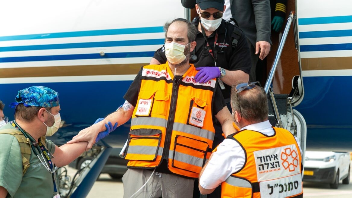 El día que Eli Beer llegó a Israel, tras haber permanecido hospitalizado en Miami. 