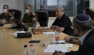 Netanyahu durante una evaluación de la situación en la sede del Mando Norte de las FDI.