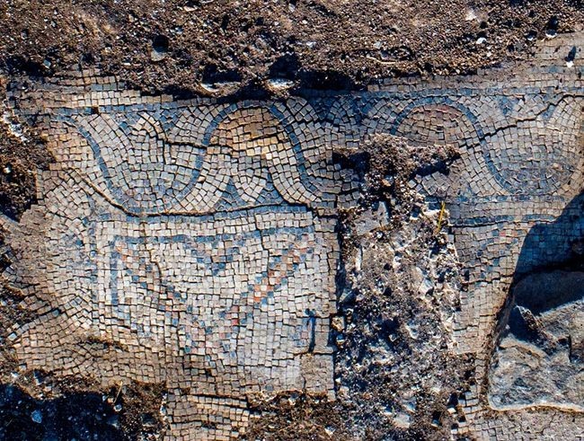 Piso de mosaico de una iglesia de 1.300 años de antigüedad en el pueblo de Kfar Kama, cerca del monte Tabor.