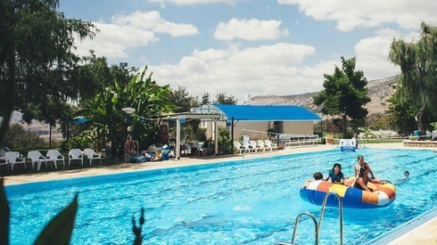 La piscina del hotel boutique Snir.
