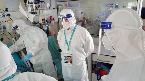 Yuli Edelstein, ministro de Salud, visita la sala de atención por coronavirus en el Centro Médico Sheba. 