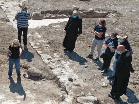 Líder de la Iglesia Católica Griega, Youssef Matta, durante su visita al sitio de excavación de una iglesia de 1.300 años de antigüedad en el pueblo de Kfar Kama, cerca del monte Tabor.