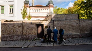 Visitantes en la sinagoga de Halle el día después de que un hombre armado atacara la casa de culto en el este de Alemania, el 10 de octubre de 2019.