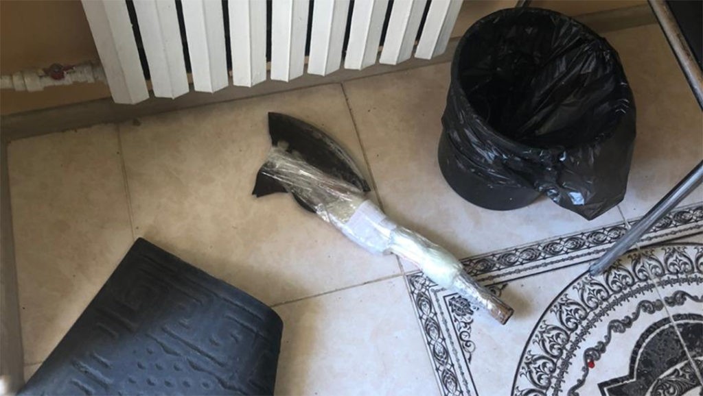 Un hacha tomada de un intruso por un guardia de seguridad en la sinagoga de Mariupol, Ucrania, 28 de julio de 2020.