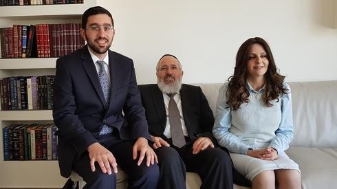 El rabino Tsion, su esposa Lea y su hijo Itai Cohen, que actualmente dirige el instituto. “Ser entrevistada en estas circunstancias es una forma de devoción y de abrir el corazón para darles fuerzas y esperanzas a otras mujeres.” 