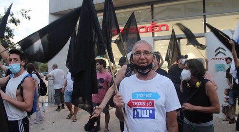 Noam Ofer, de 76, participa en una protesta realizada el 28 de julio. 