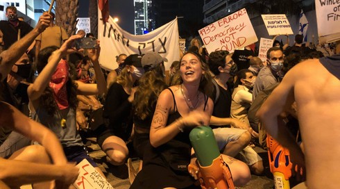 AlgunoLas movilizaciones incluyeron sentadas en Tel Aviv. 