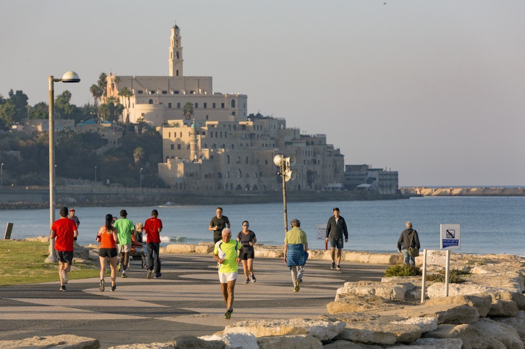 El paseo costero de Tel Aviv y de fondo Jaffa, una ciudad antigua que cuenta su historia a través de su arquitectura. 