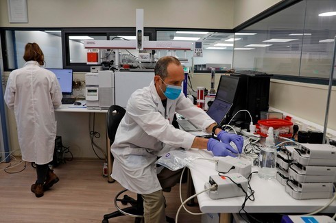 Operador de laboratorio en el norte de Israel que prueba el alcoholímetro. 