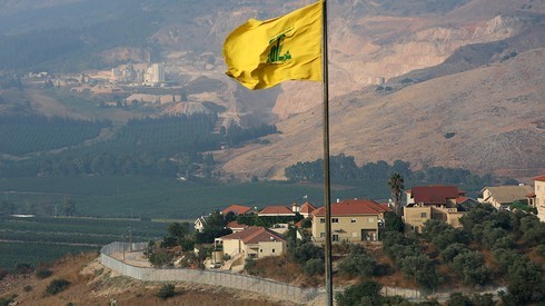 Una bandera de Hezbolá ondea cerca de la frontera entre Israel y el Líbano. 