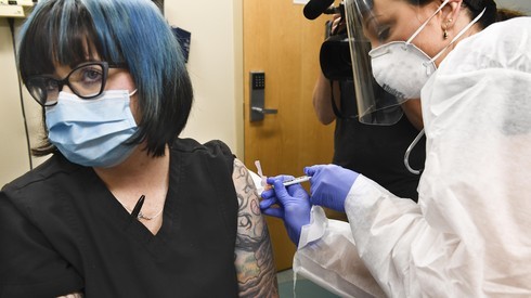 La enfermera de Nueva York Melissa Harting recibe una inyección durante el ensayo de fase 3 de Moderna. 