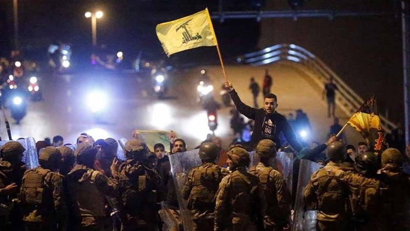 Manifestantes de Hezbollah y el movimiento Amal se enfrentan a la policía en Beirut a principios de este año. 