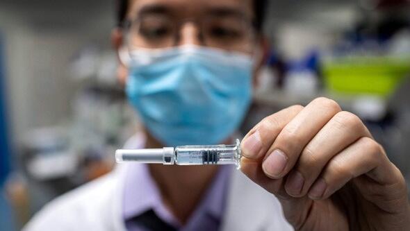 Un investigador de laboratorio sosteniendo una posible vacuna para Covid-19. 