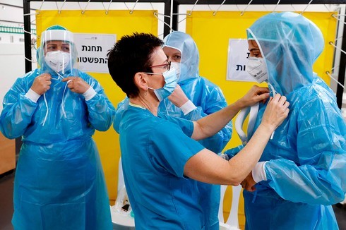 Los equipos médicos se colocan sus imprescindibles equipos de protección personal para atender pacientes con coronavirus. 