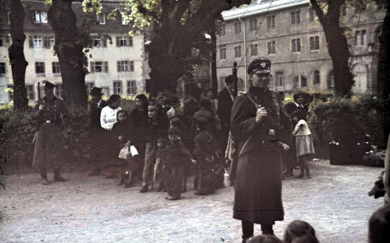 Un grupo de gitanos antes de ser deportado, en Asperg, Alemania. 