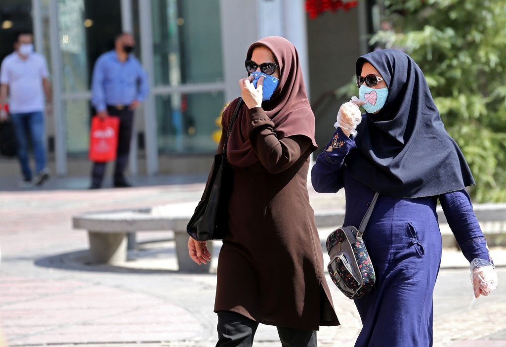 Dos mujeres iraníes con máscaras de protección en Teherán. 