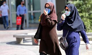 Dos mujeres iraníes con máscaras de protección en Teherán.