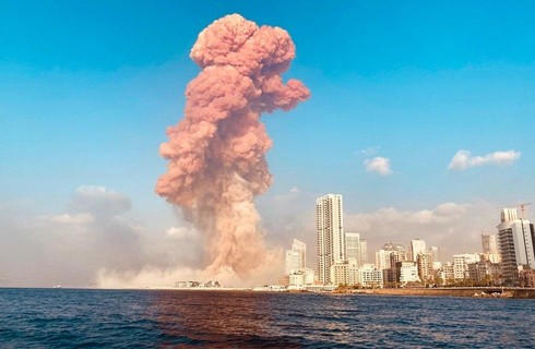 Vista panorámica del momento de la explosión en Beirut. 