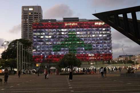 El edificio del Ayuntamiento de Tel Aviv iluminado con los colores de la bandera libanesa. 