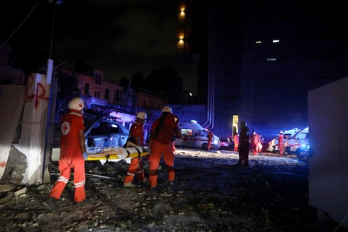 Tareas de rescate en horas de la noche tras la explosión en el Líbano. 