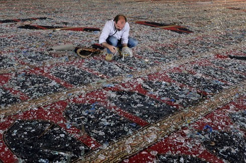 Los vidrios cubren la alfombra de una mezquita en Beirut. 