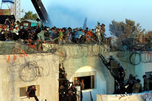 La policía evacúa una sinagoga del asentamiento Kfar Darum durante la retirada de Gaza en 2005.
