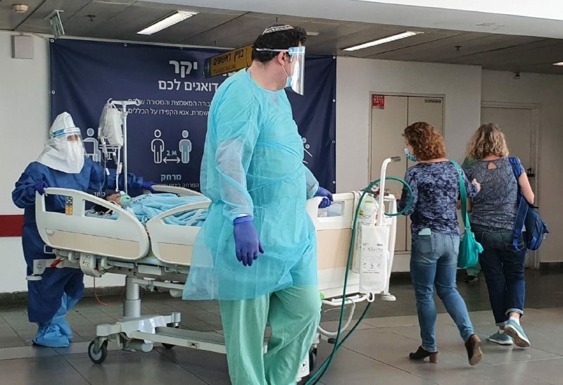 Médicos con un paciente de coronavirus en el Hospital Ichilov en Tel Aviv. 