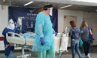 Médicos en equipo de protección contra coronavirus con un paciente en el Hospital Ichilov en Tel Aviv. 