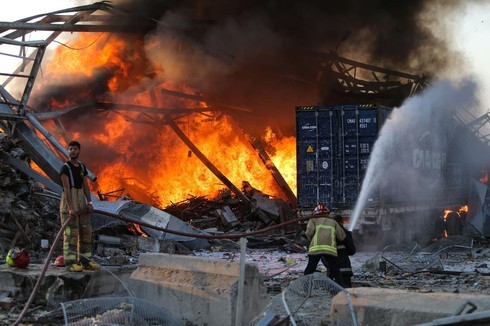 Bomberos luchan contra el fuego tras la explosión. 
