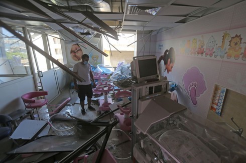 Sala infantil de un hospital destruida por la explosión. 