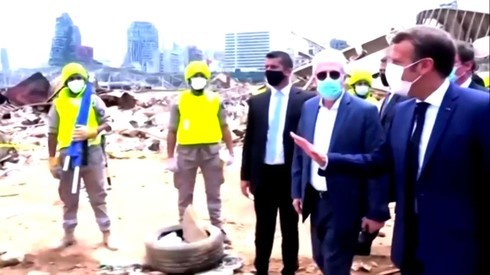 Macron observa los daños causados por la explosión en Beirut.