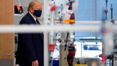 Trump visita un laboratorio donde se trabaja en el desarrollo de una vacuna. 
