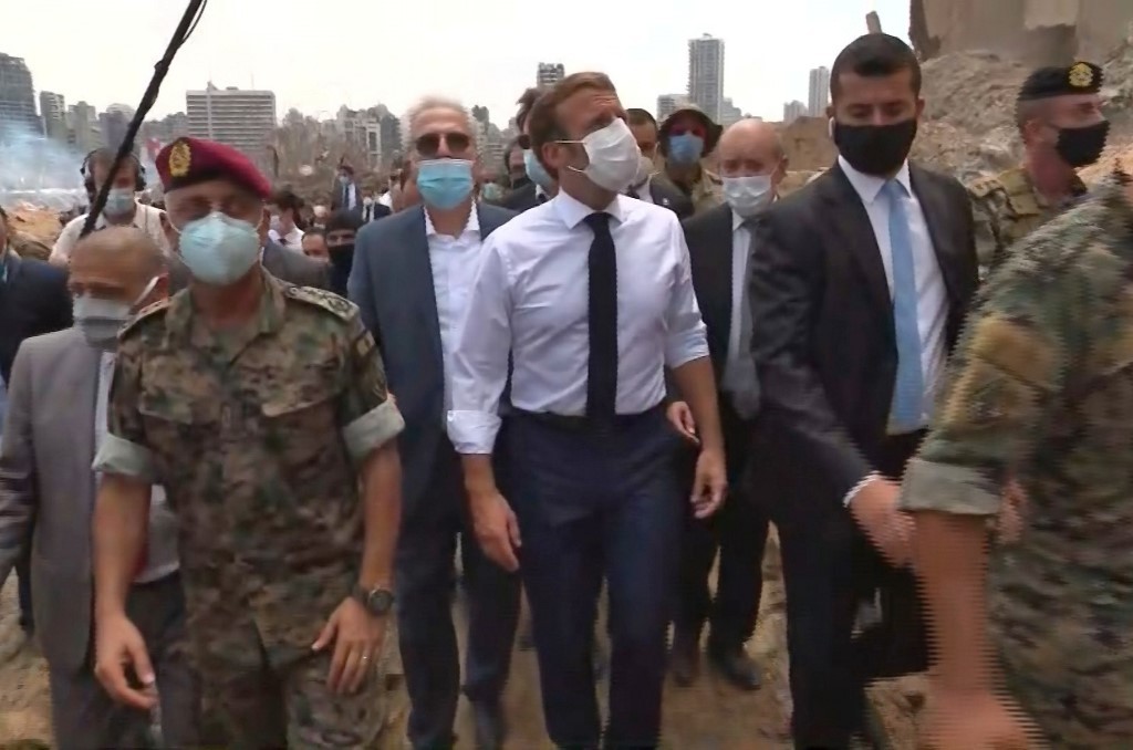 El presidente Emmanuel Macron observa los daños en el puerto de Beirut.