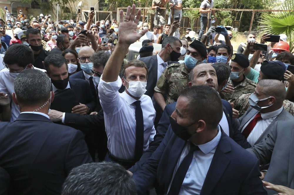 Macron durante su recorrido por Beirut. 