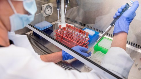 Vacina desenvolvida pela AstraZeneca com a Universidade de Oxford. (John Cairns / AP) Vacina desenvolvida pela AstraZeneca com a Universidade de Oxford.