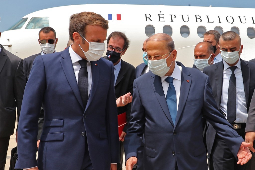 El presidente libanés, Michel Aoun, recibe a Emmanuel Macron en el aeropuerto de Beirut.