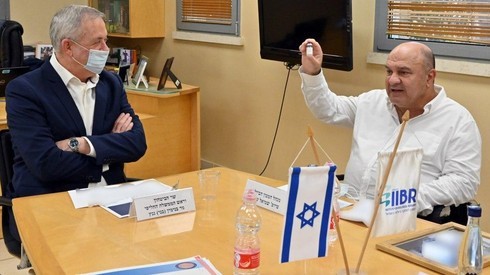 Benny Gantz e o diretor do laboratório Ness Tziona. (Ministerio de Defesa) Benny Gantz e o diretor do laboratório Ness Tziona.